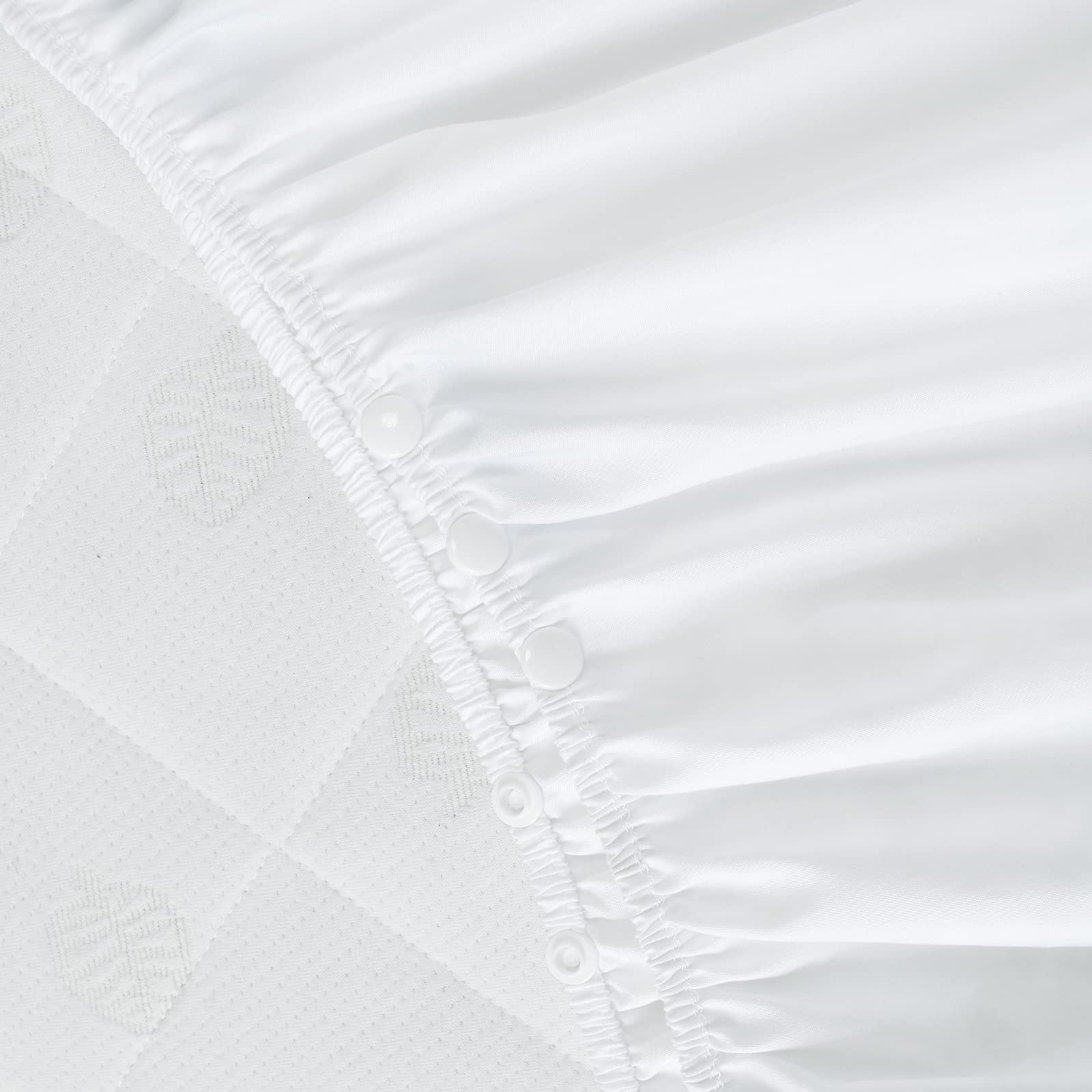 Biloban adjustable elastic straps secure a snug crib fit.