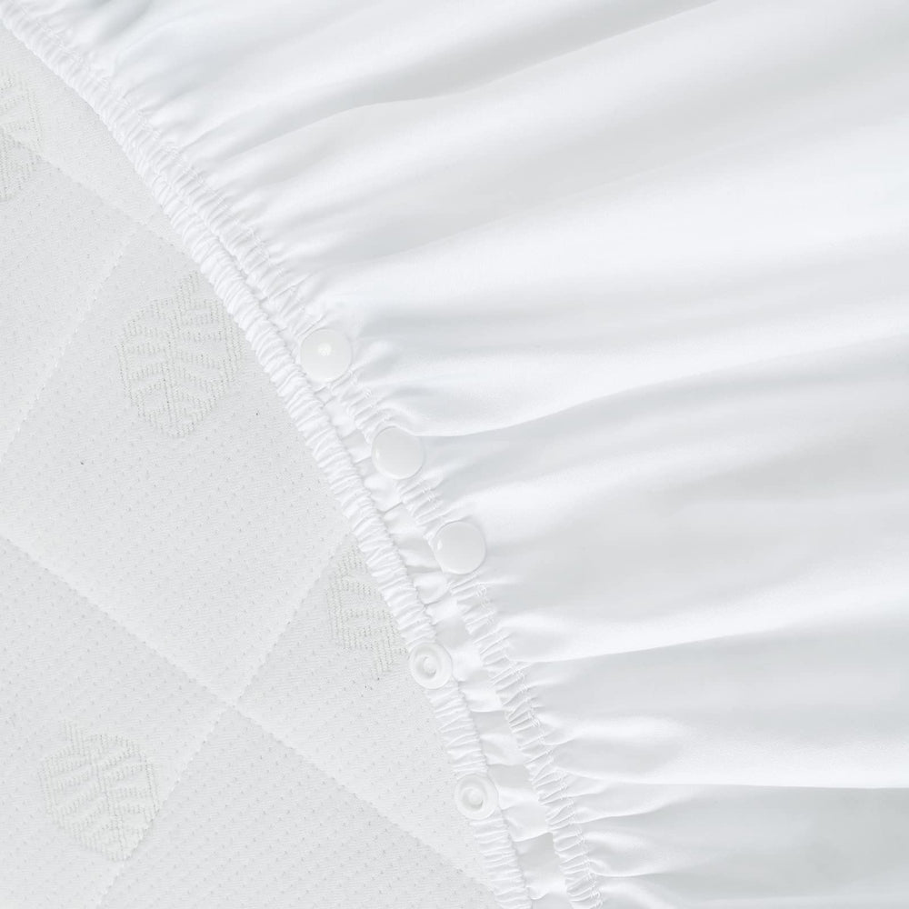 Biloban adjustable elastic straps secure a snug crib fit.