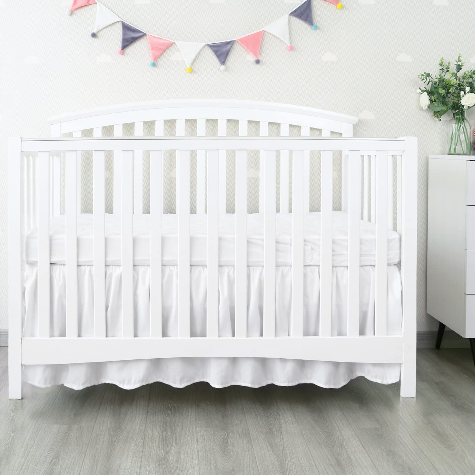 Machine washable Biloban crib skirt for easy care and freshness.