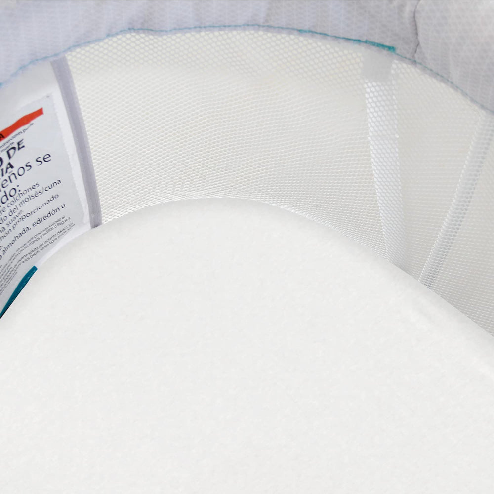 Biloban easy-care bassinet sheet tolerates machine washing and quick line dry.