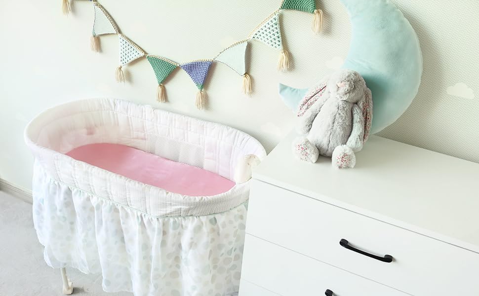 Biloban washable, low-maintenance bassinet sheets simplify cleanup between sleep routines.