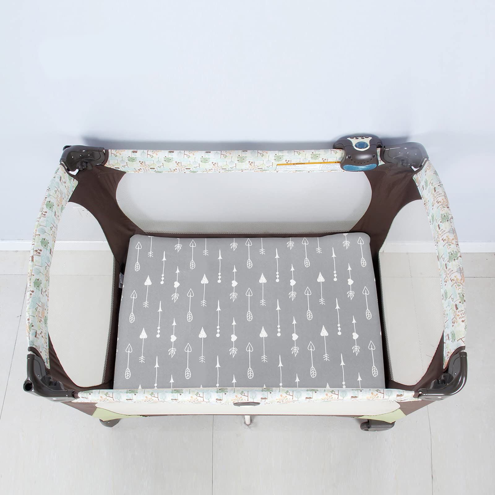 Biloban elastic-edge fitted sheet ensures a secure fit on standard pack and play mattresses.