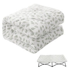 Biloban Regalo My Cot sheet in green leaf on bed offers cozy travel comfort.