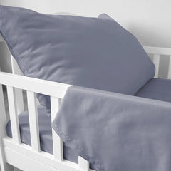 Biloban toddler sheet set flat sheet and pillowcase arranged for a cozy, breathable sleep space.