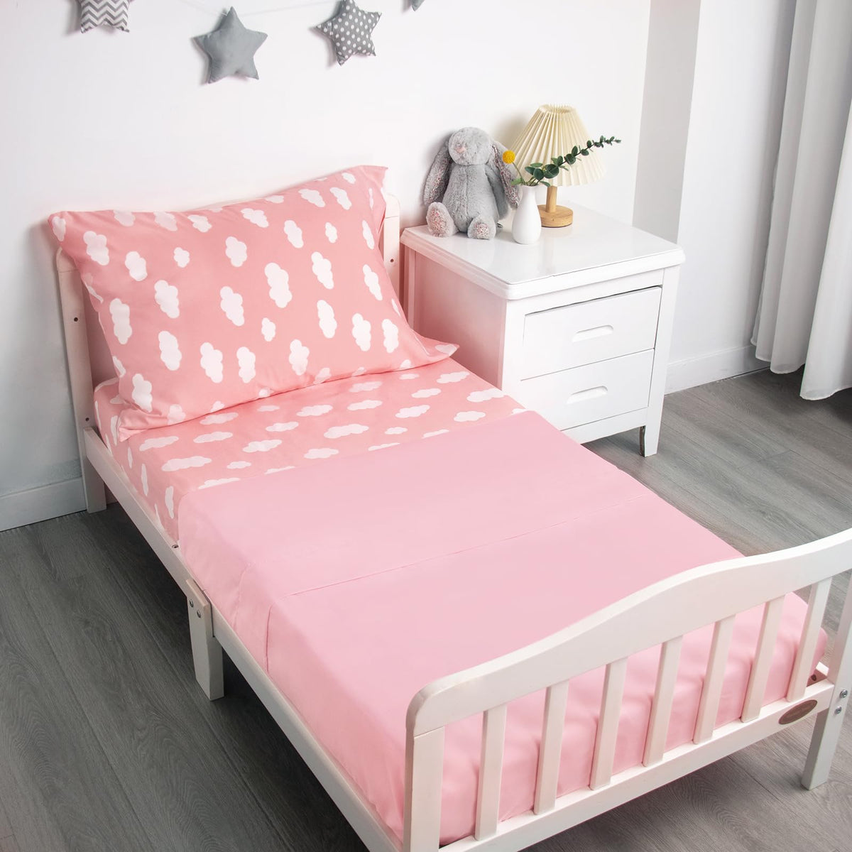 Biloban Pink Cloud fitted sheet with elastic edges for secure night sleep.