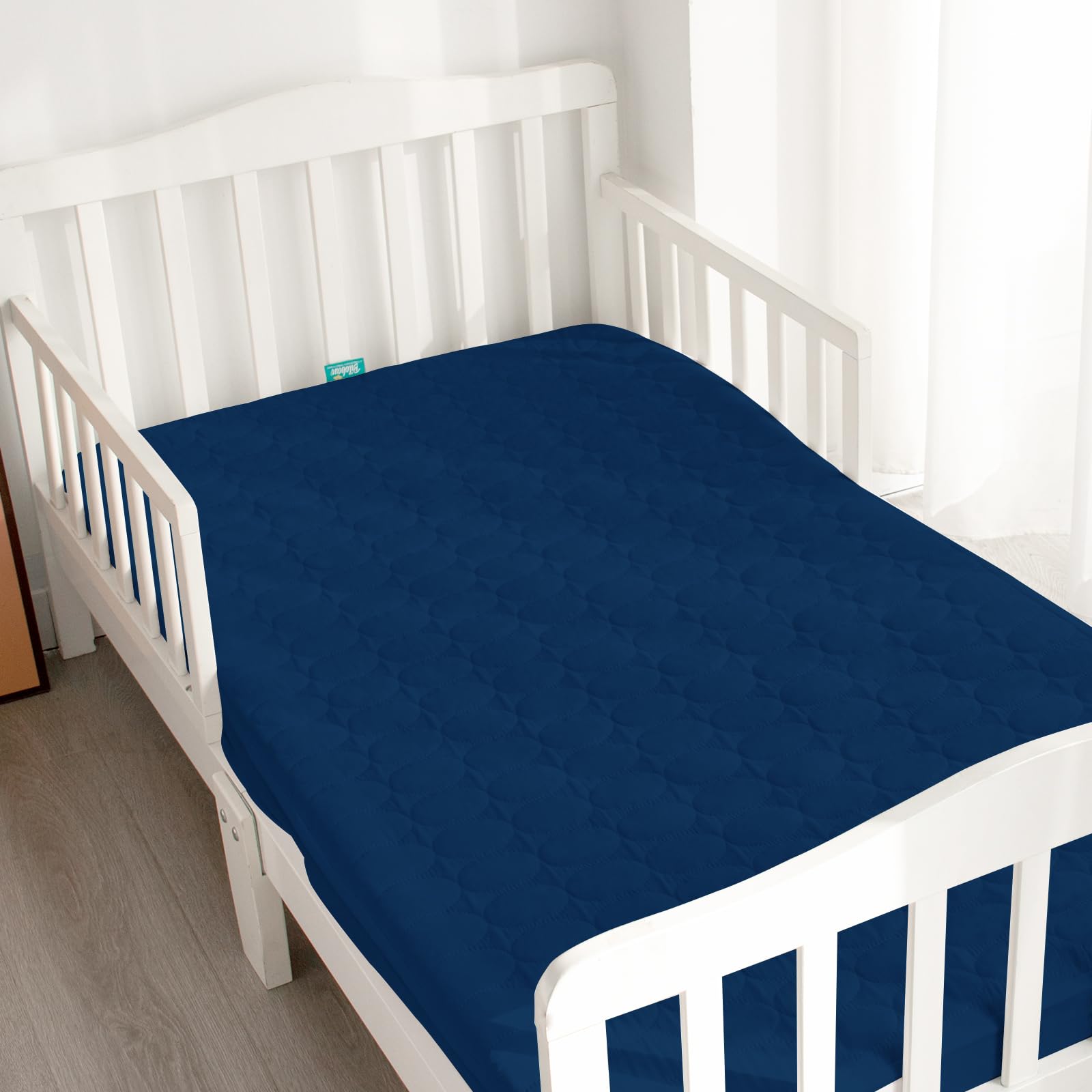 Biloban waterproof baby pad demonstrates machine washable and dryer safe features