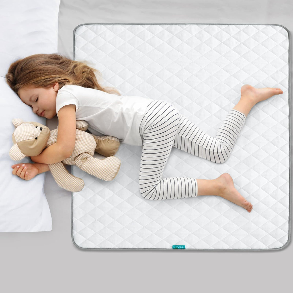 Biloban waterproof 4-layer bed pad showing moisture protection and coverage.