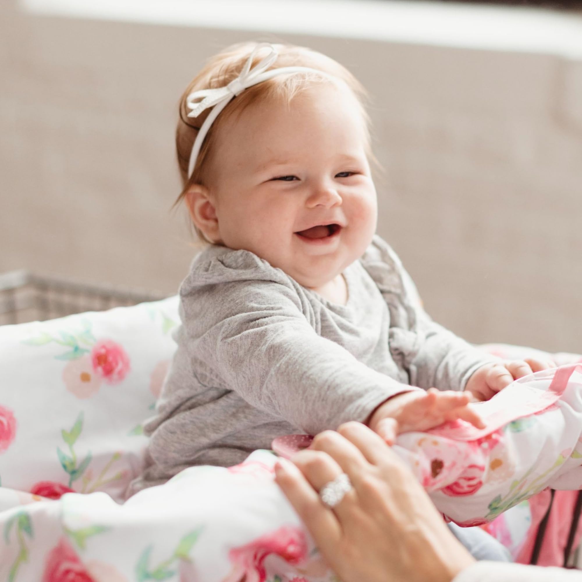 Binxy Baby Cart Cover shows 360-degree barrier protecting baby during shopping.