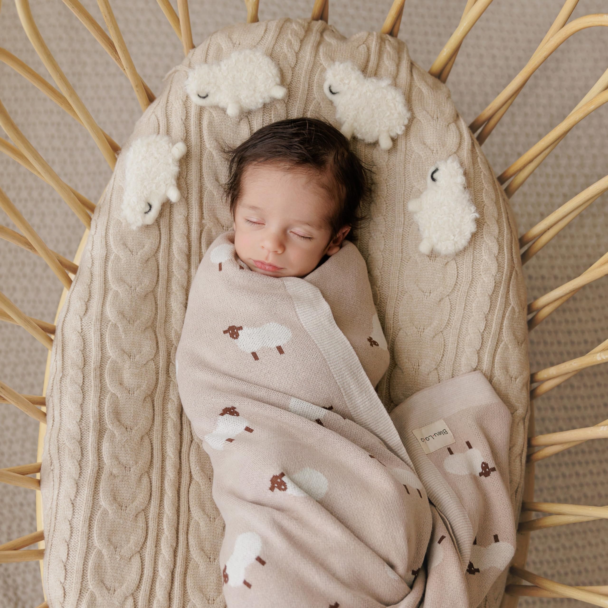 Bleu La La cotton-knit close-up shows soft fibers ideal for sensitive skin.