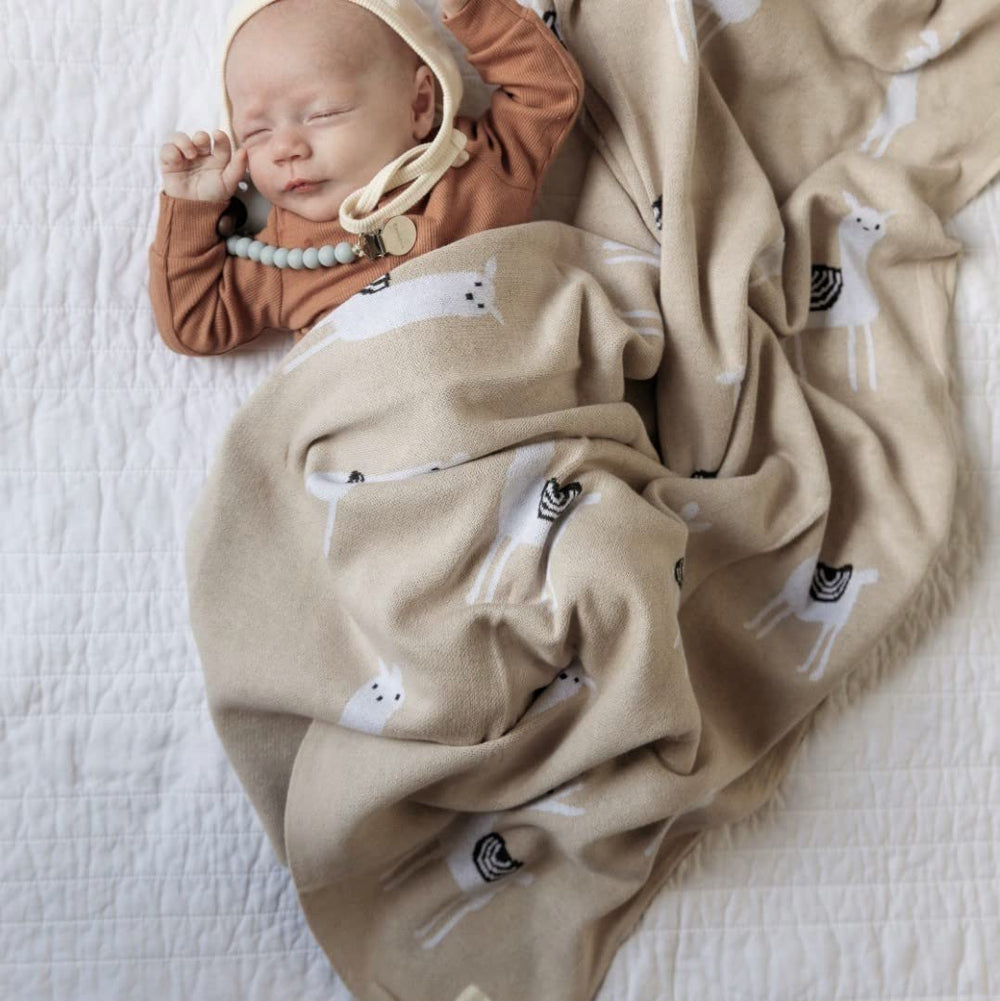 Bleu La La llama pink knit blanket soft texture ideal for delicate skin.