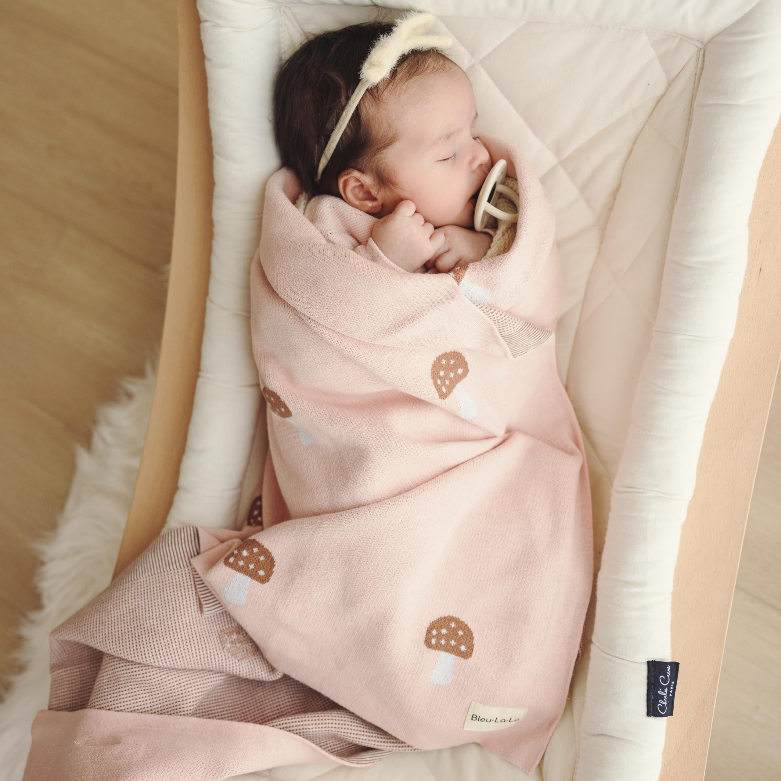 Bleu La La swaddle mushroom pink in crib for cozy daytime naps