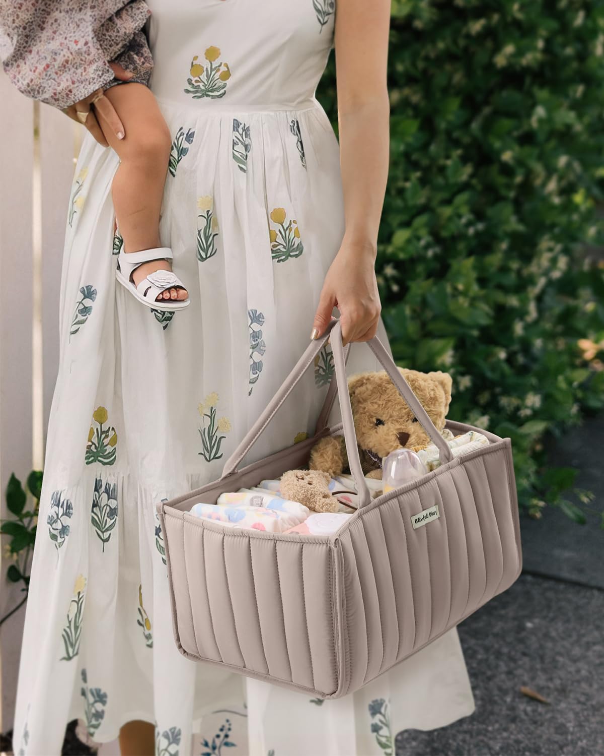 Can store breast pump parts and bottles in organized pockets.