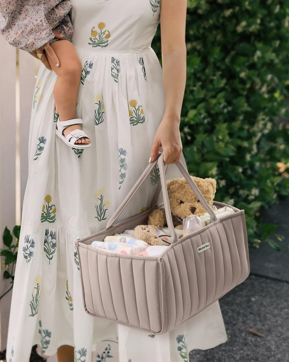 Can store breast pump parts and bottles in organized pockets.