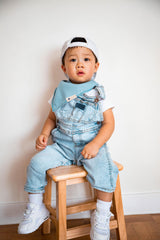 Blue Wren magnetic-closure-baby-bib enables one-handed use for busy caregivers.