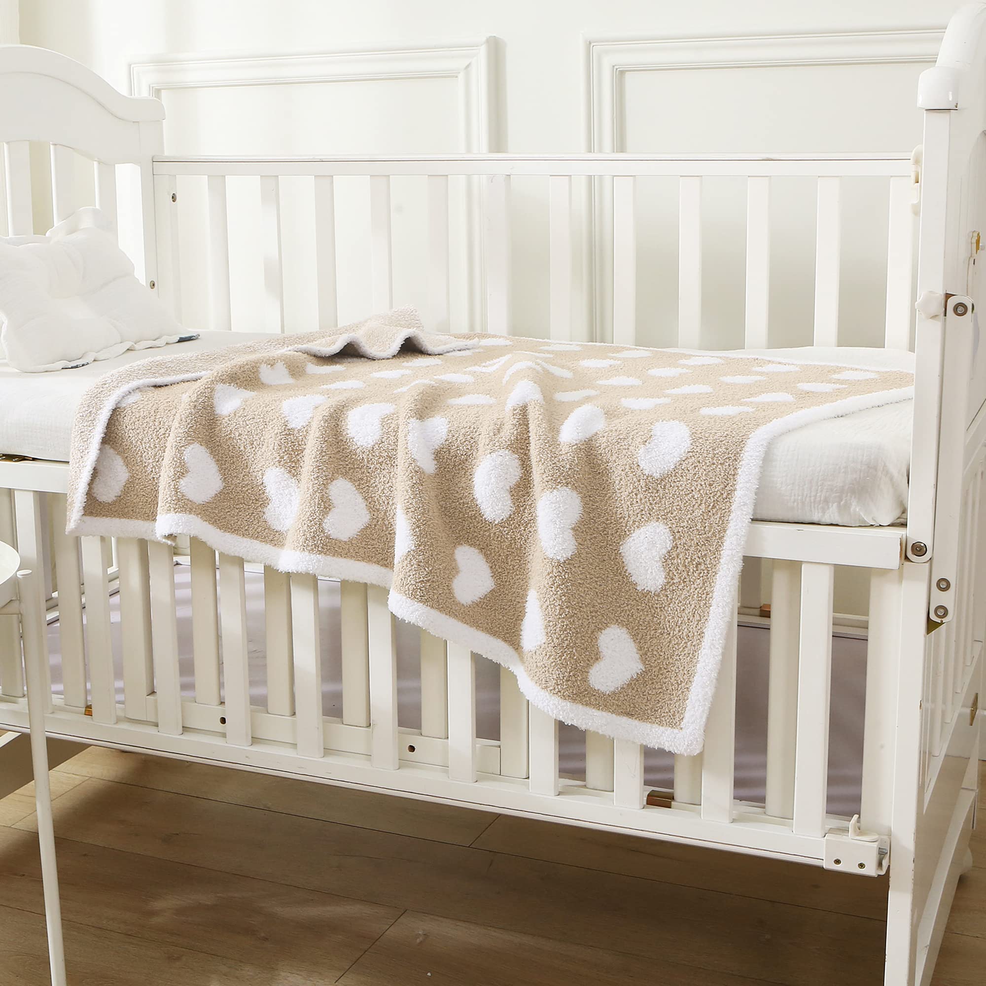 BOBOYOYO plush blanket with bear design, a soft nap-time companion.