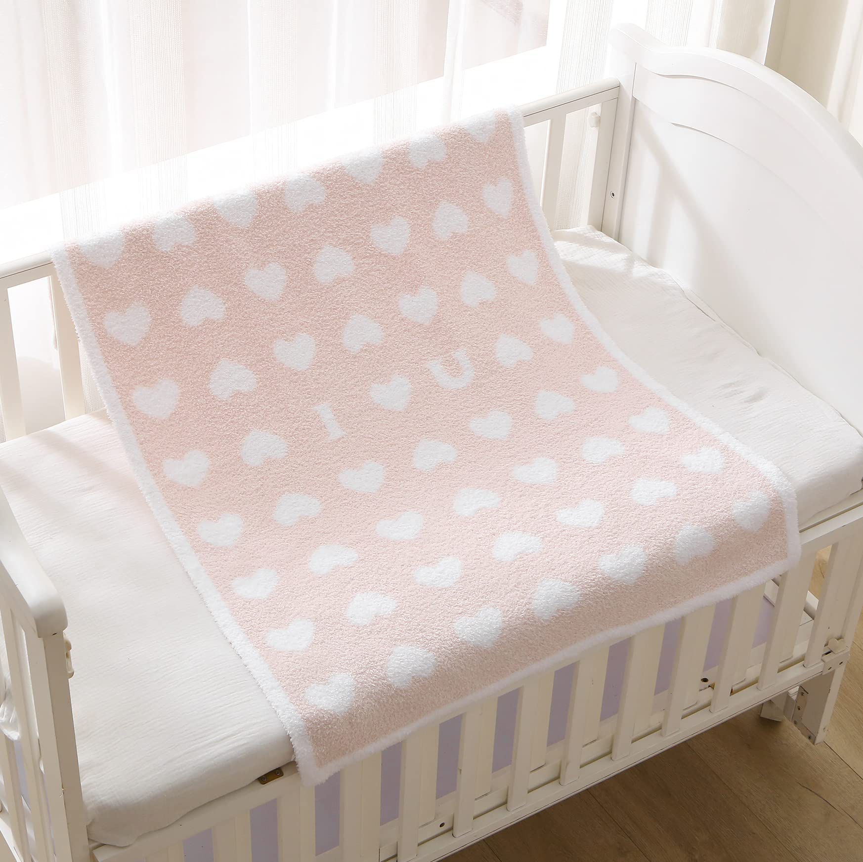 BOBOYOYO giraffe pattern blanket adds whimsy while keeping baby comfortable.