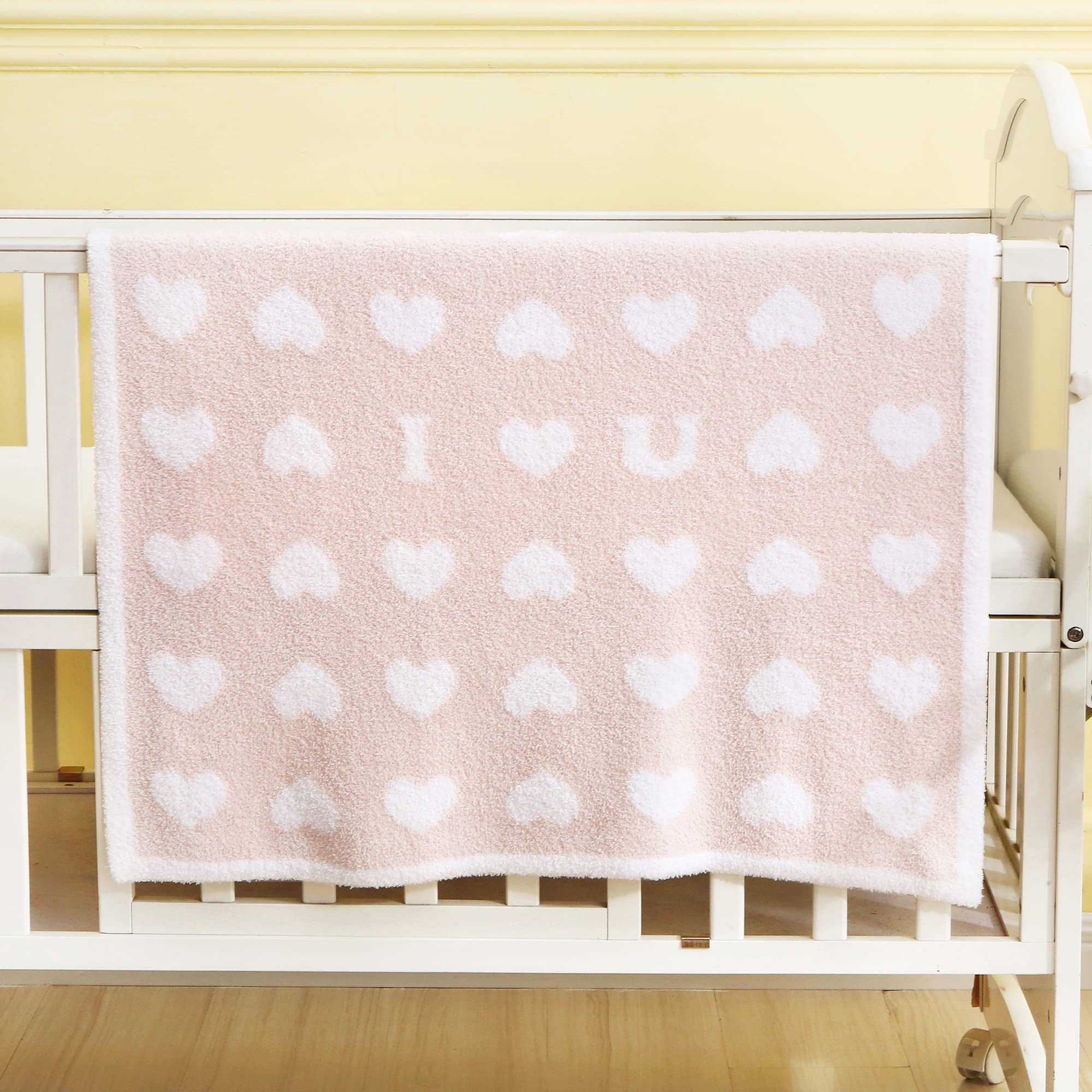 BOBOYOYO plush blanket with pink heart for cozy newborn warmth.