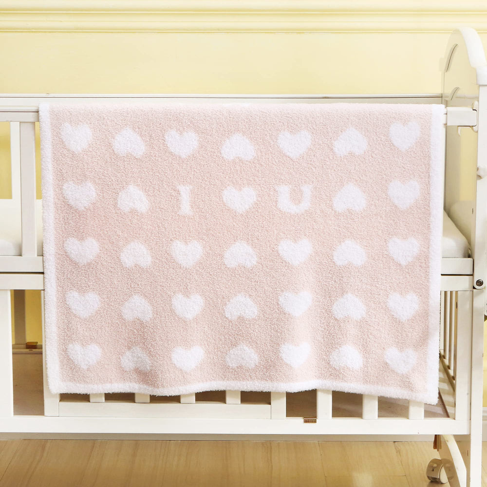 BOBOYOYO plush blanket with pink heart for cozy newborn warmth.