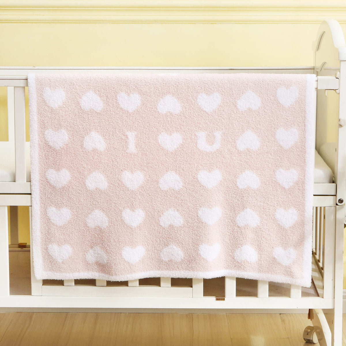 BOBOYOYO plush blanket with pink heart for cozy newborn warmth.