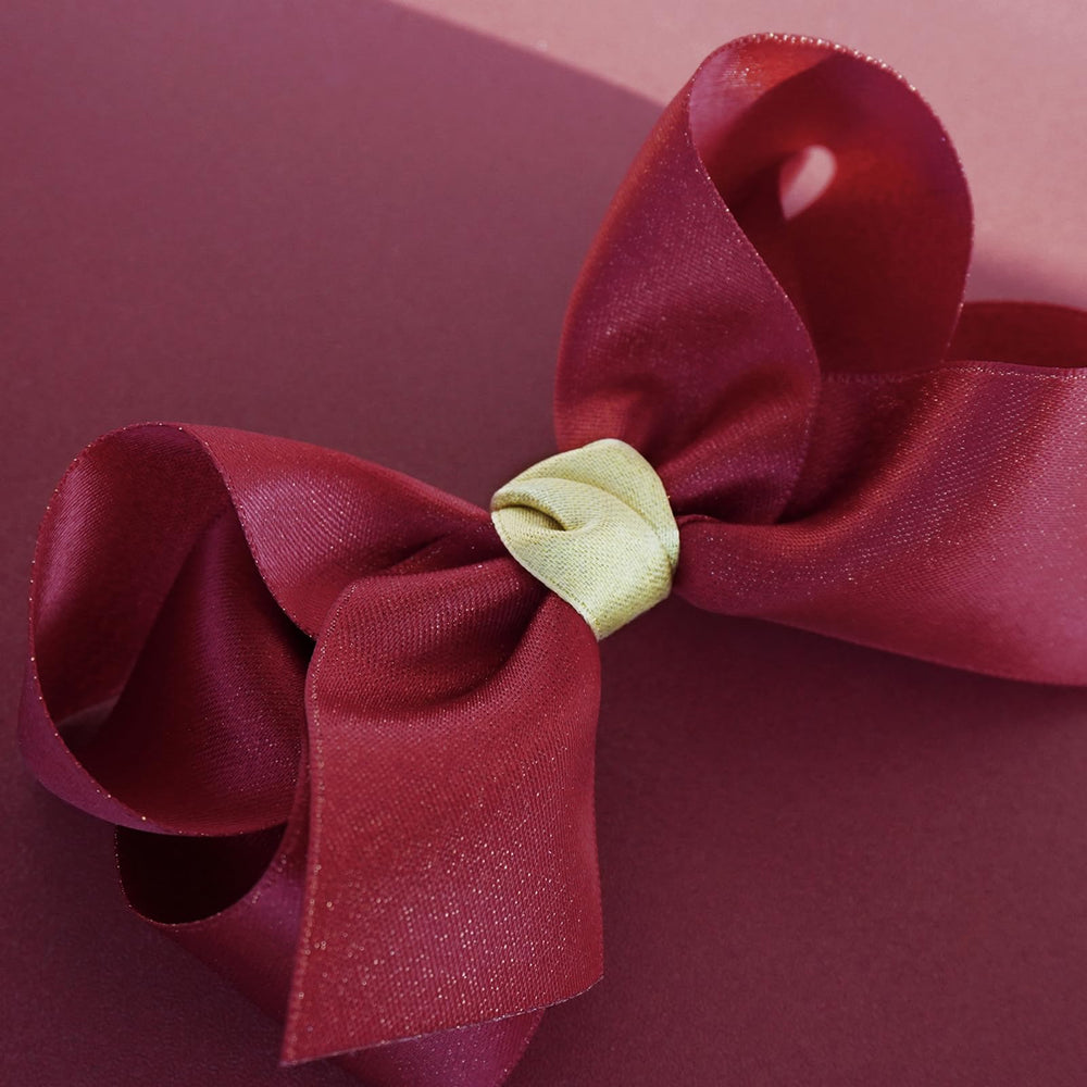Bomboniere no-slip clip secures bow through daily play