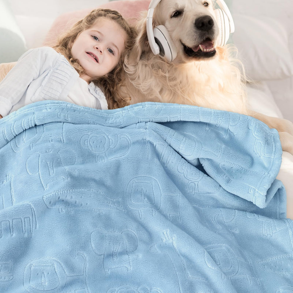 BORITAR lightweight-warmth blanket suited for year-round comfort.