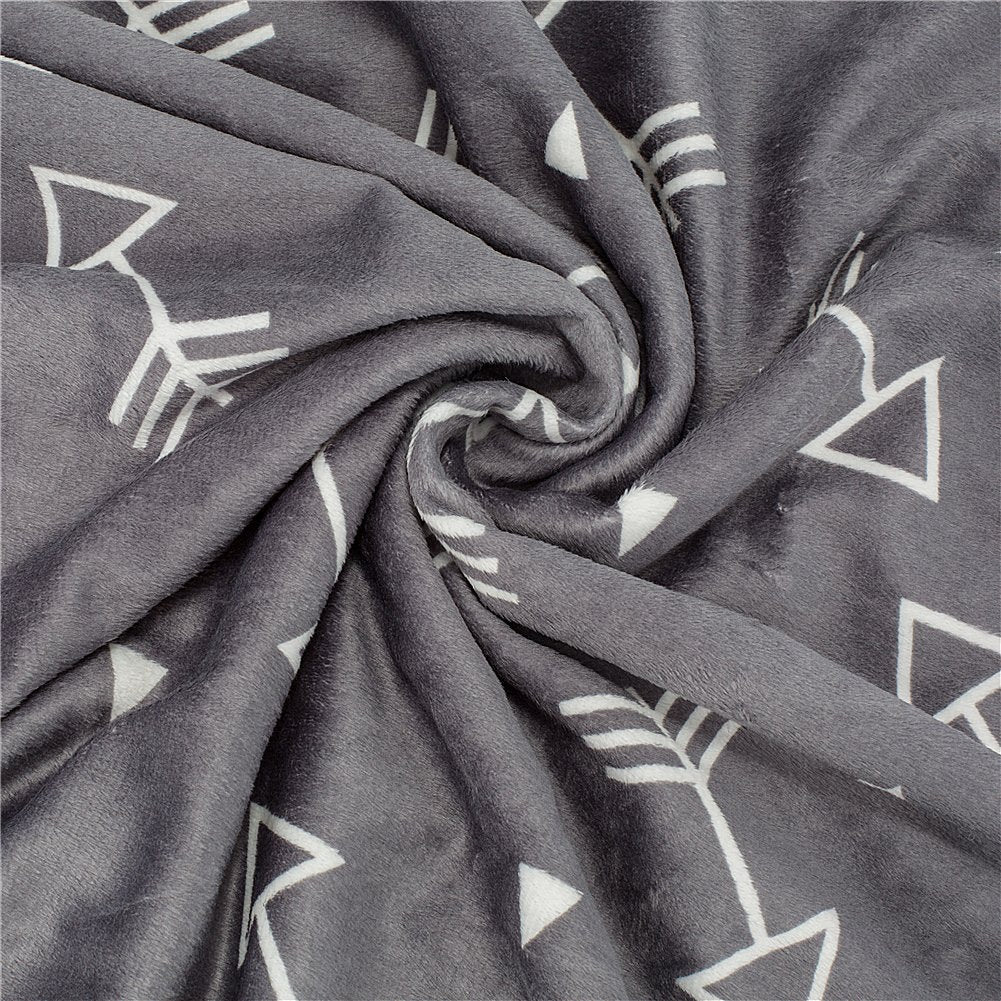 BORITAR blanket features little grey arrows print for a charming feel
