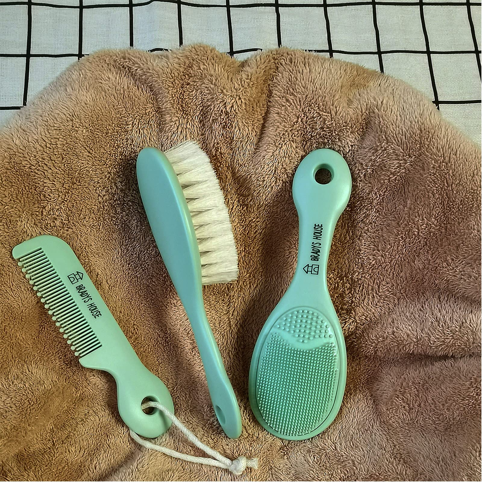 BRADYS HOUSE natural goat hair texture offers a soothing brushing experience.