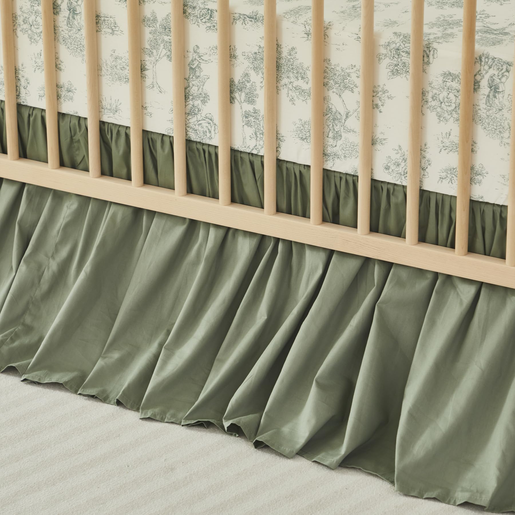 Brandream elastic-edge crib sheet provides a snug, secure fit around the mattress.