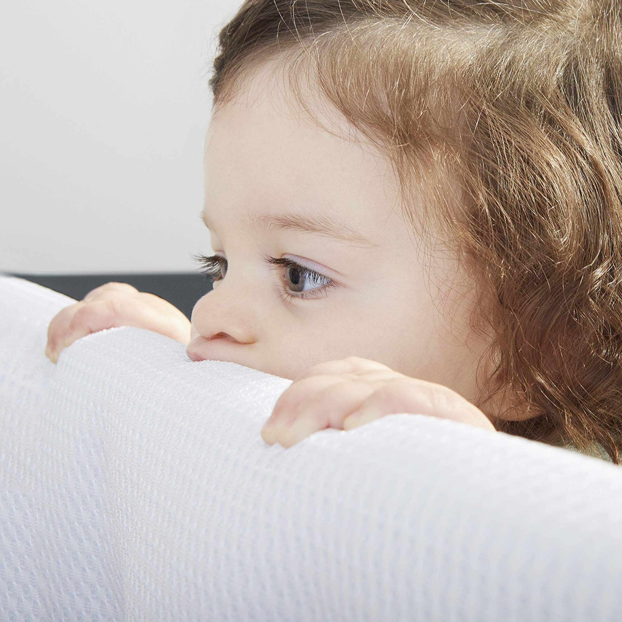 BreathableBaby easy-install-strap covers rails securely for quick setup.