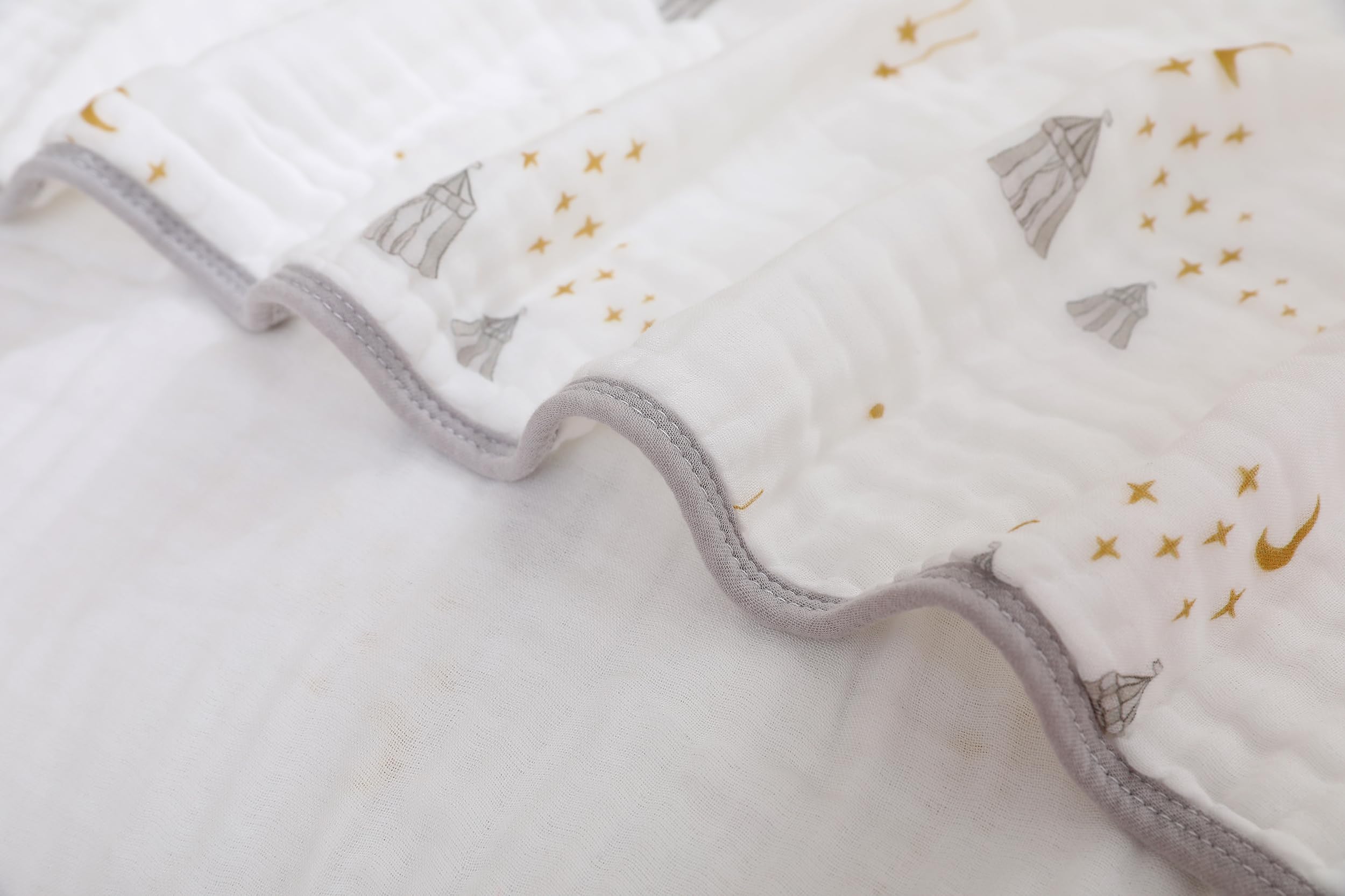 Brnabiou cotton muslin blanket, breathable and machine-washable for easy care.