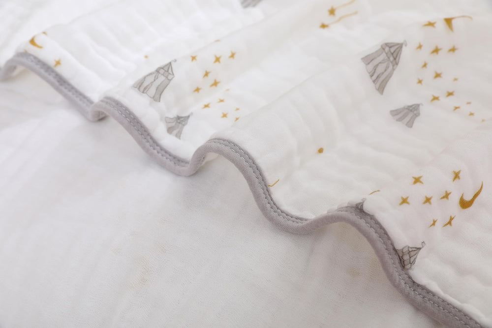 Brnabiou cotton muslin blanket, breathable and machine-washable for easy care.