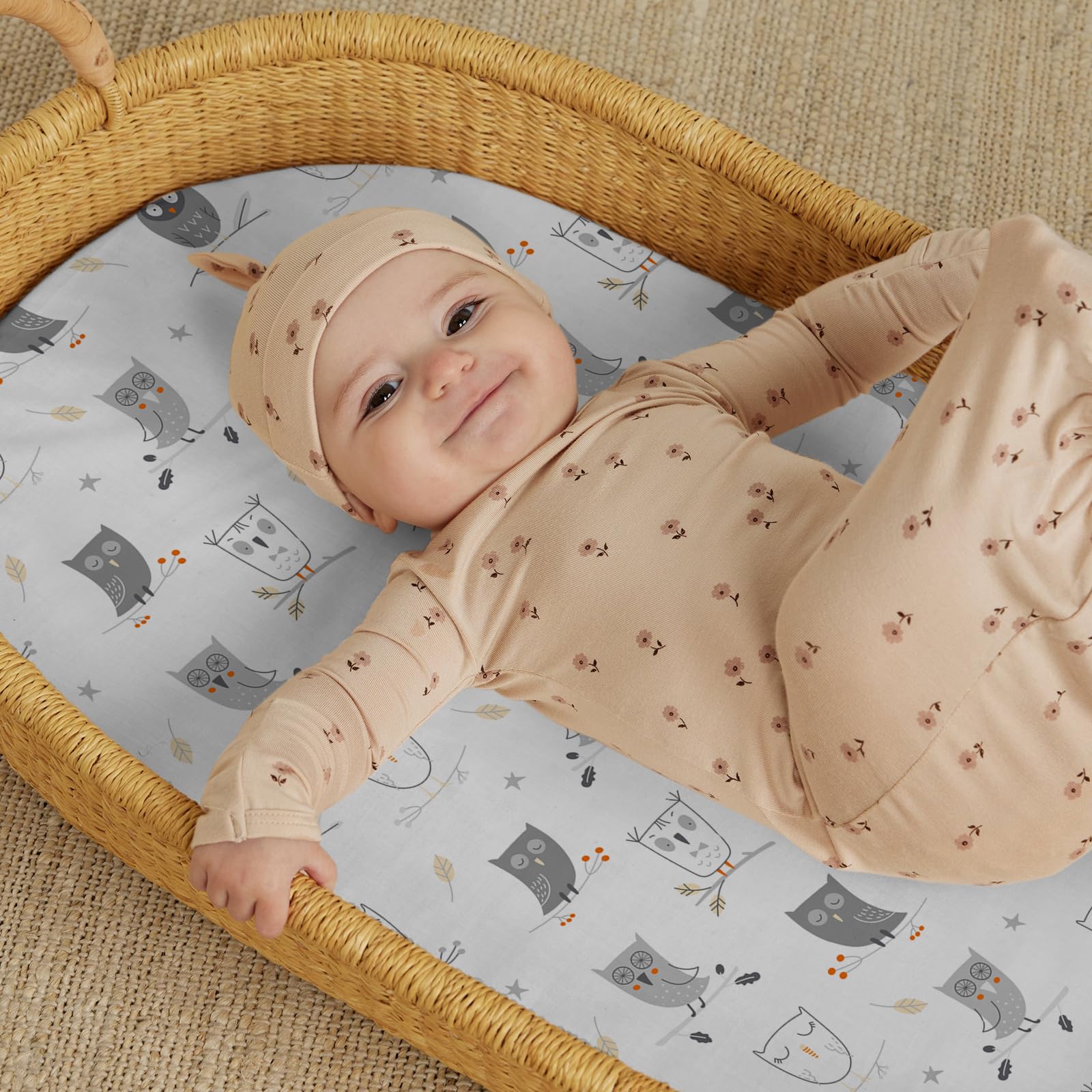 BROLEX universal-fit bassinet sheets with elastic edges prevent slipping.