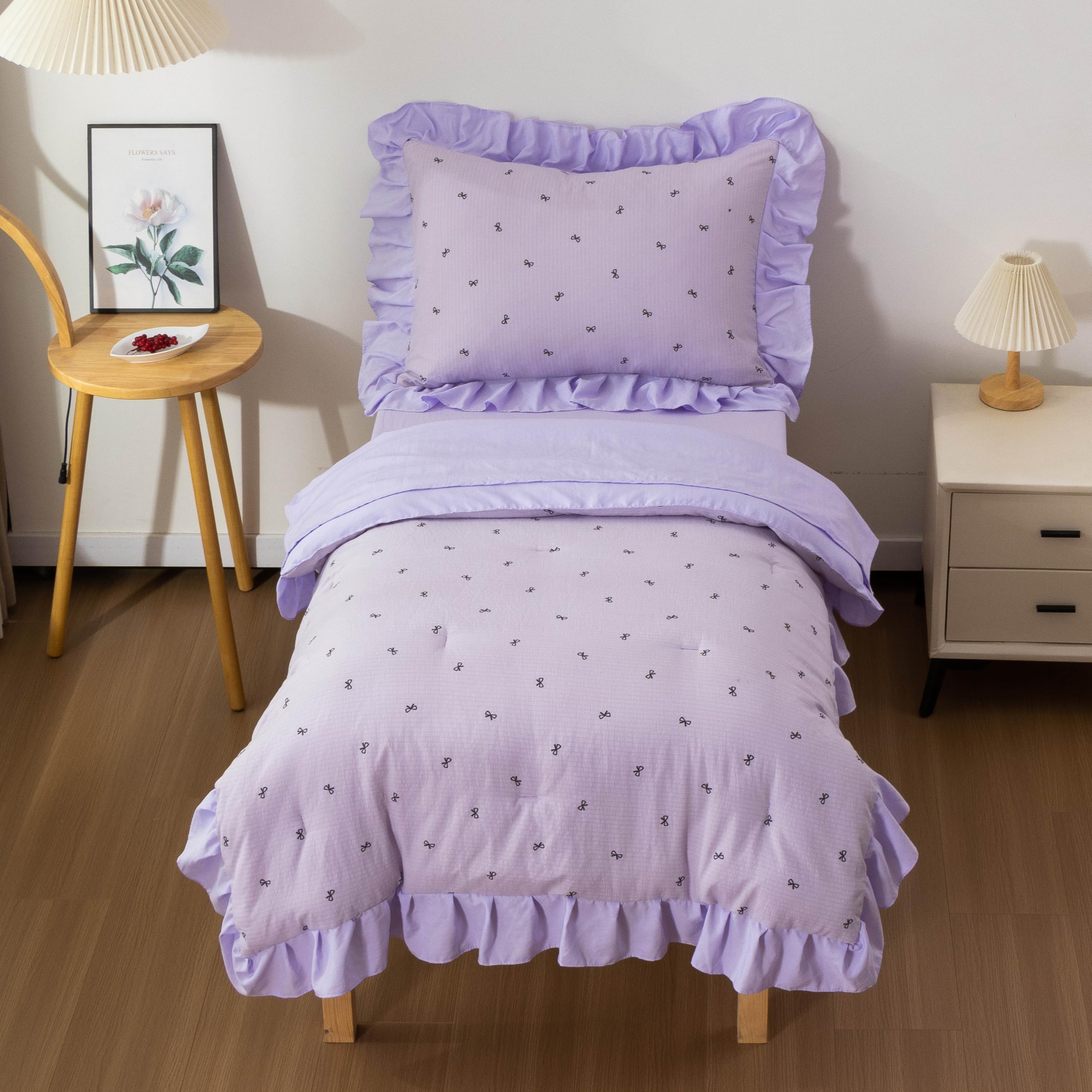 Btargot toddler ruffle bedding set comforter close-up shows soft, cozy fabric.
