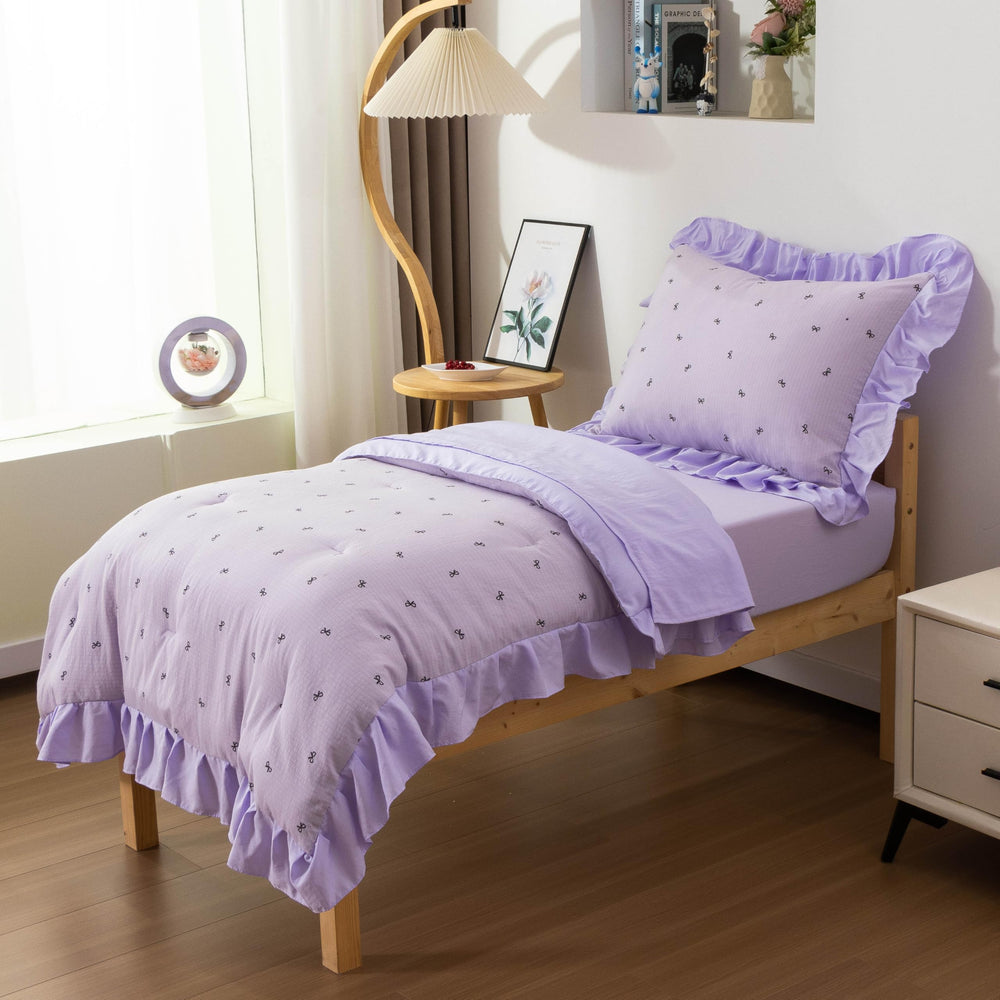 Btargot toddler ruffle bedding set fitted sheet fits snugly on standard toddler bed.