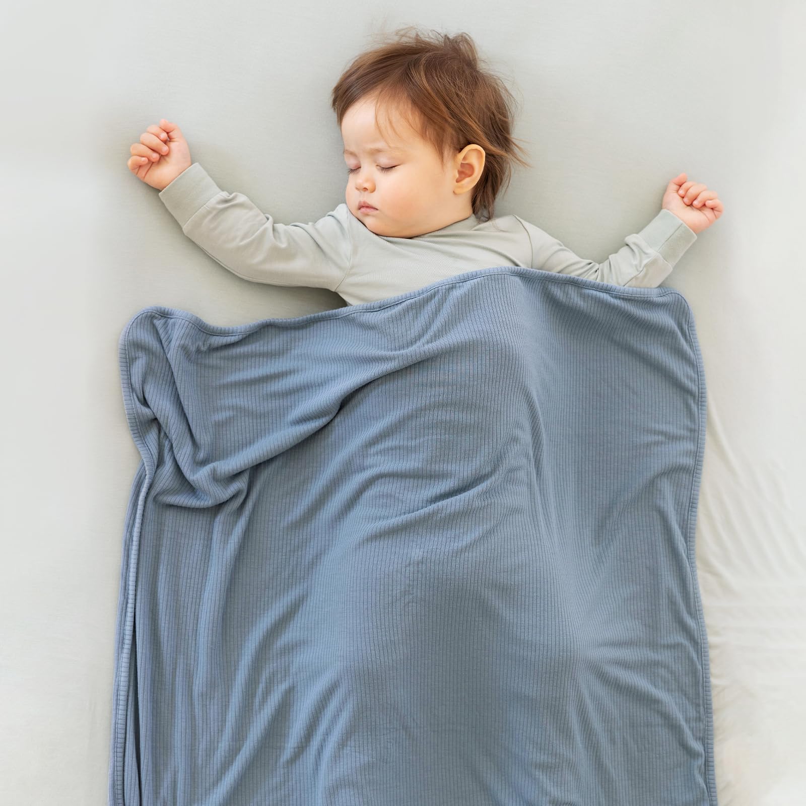 BubblePanda blanket serves as travel-friendly stroller blanket.