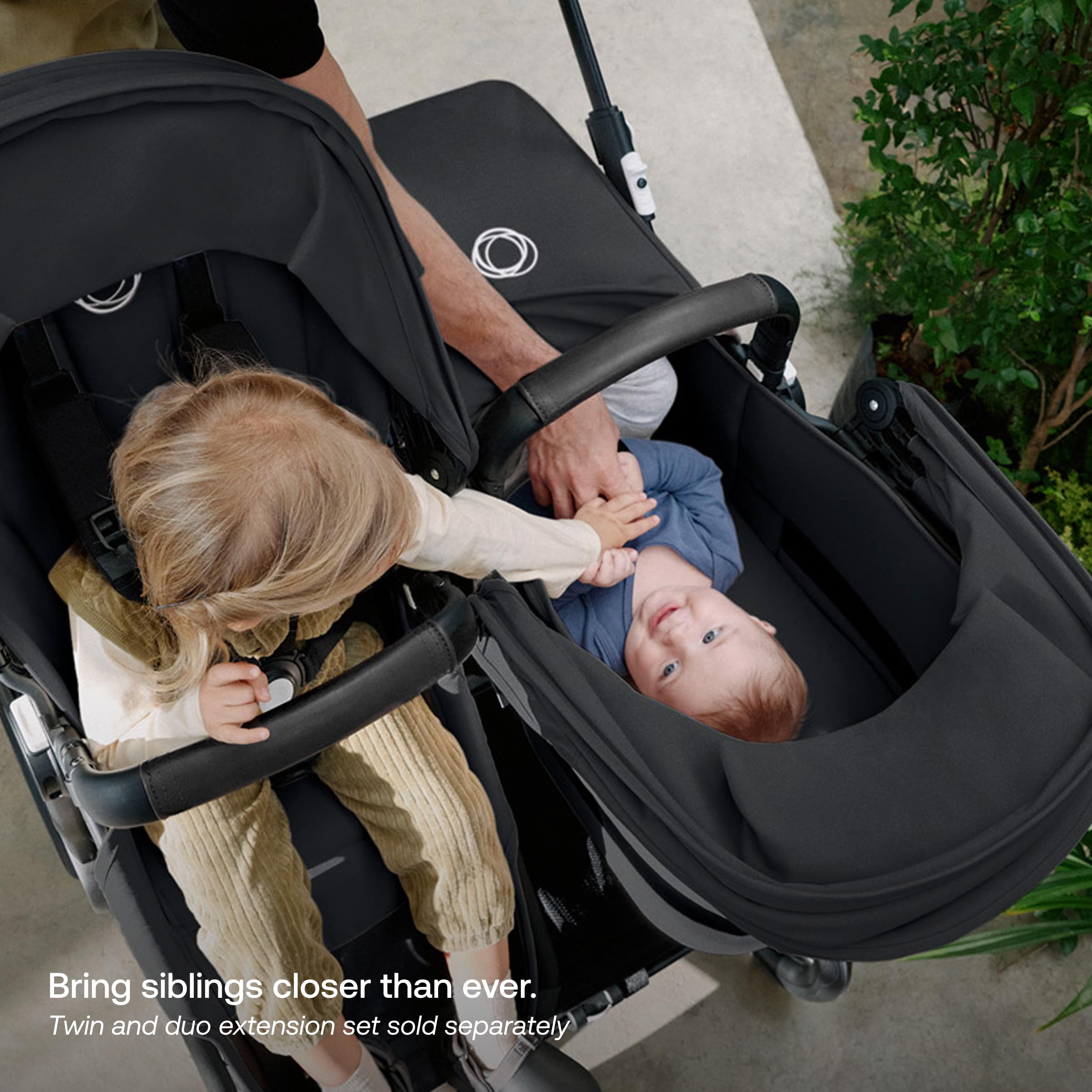 Bugaboo Donkey 5 Mono rotating handle eases one-handed steering.