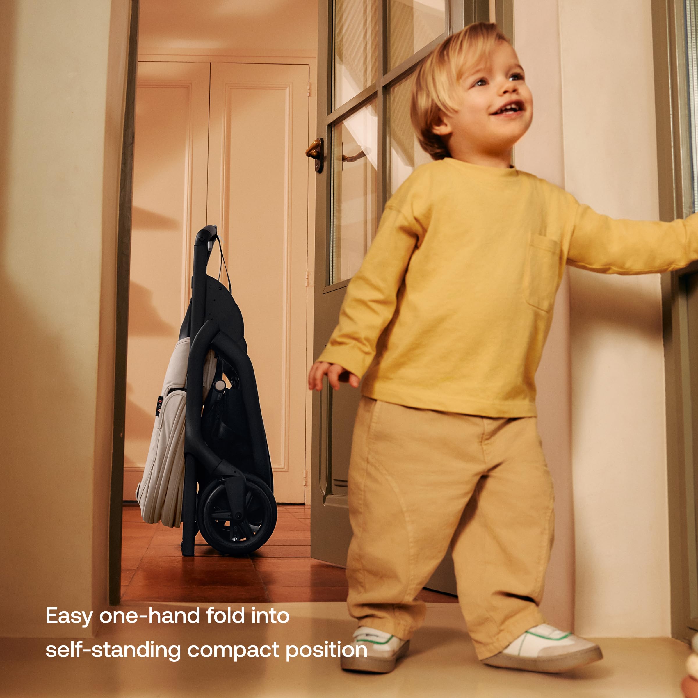Bugaboo Dragonfly lightweight design makes lifting and navigating easy for parents.
