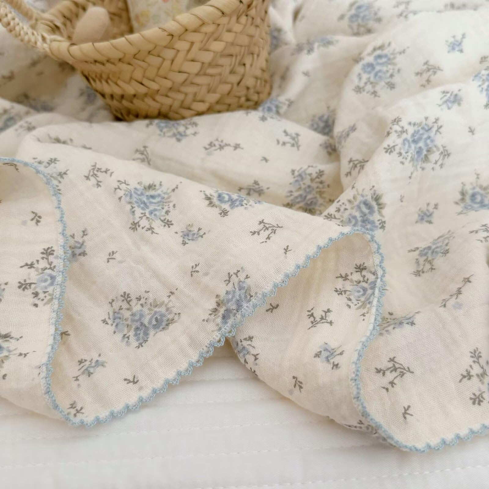 BuLuTu baby blanket on stroller demonstrates lightweight warmth for outings.
