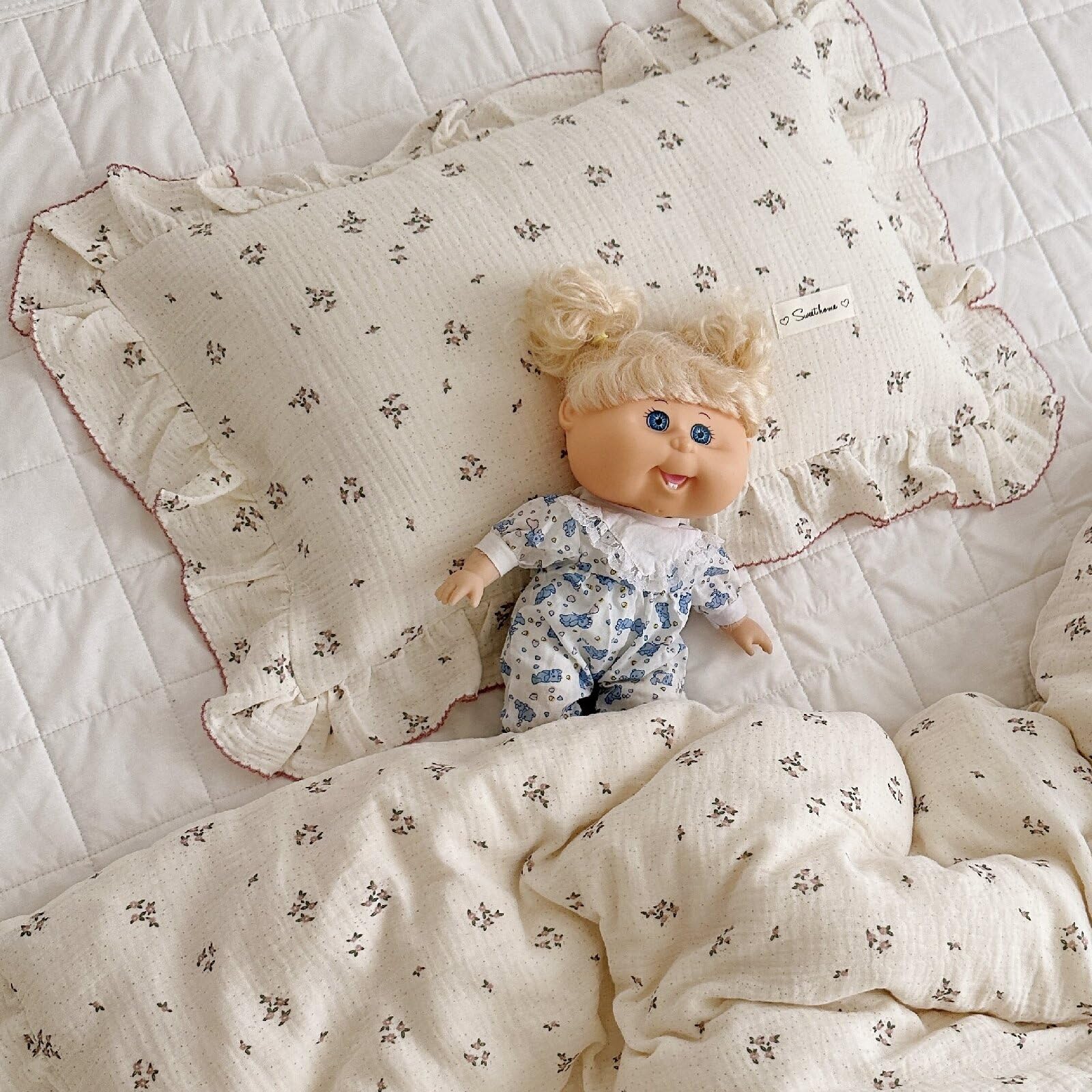 BuLuTu beige floral design enhances children's bedroom décor.