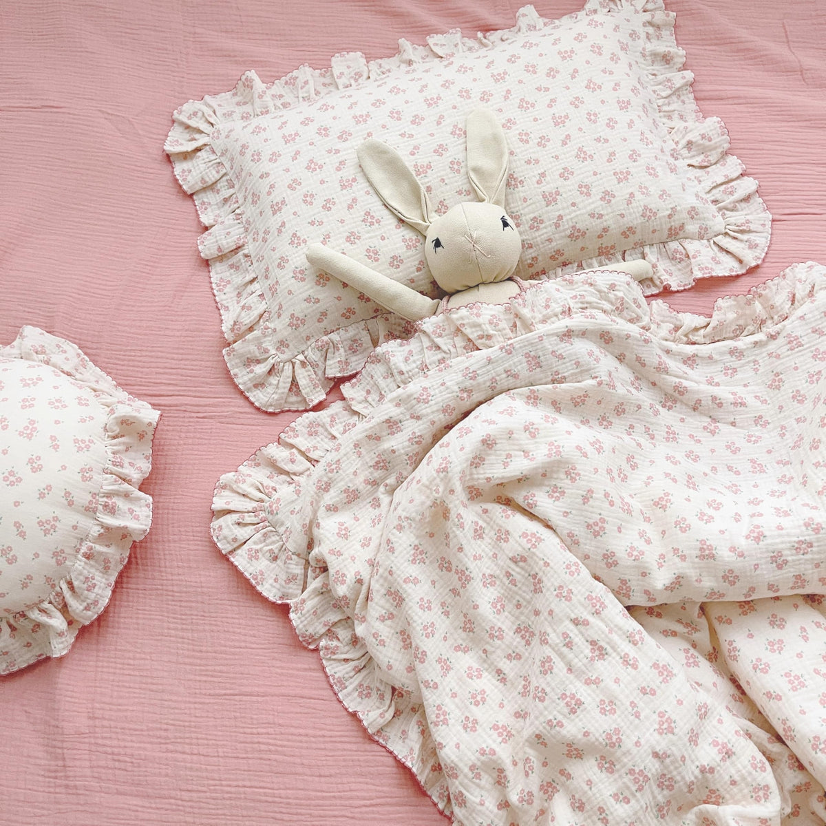 BuLuTu cotton muslin pillowcase with flowers print for a cozy nursery.