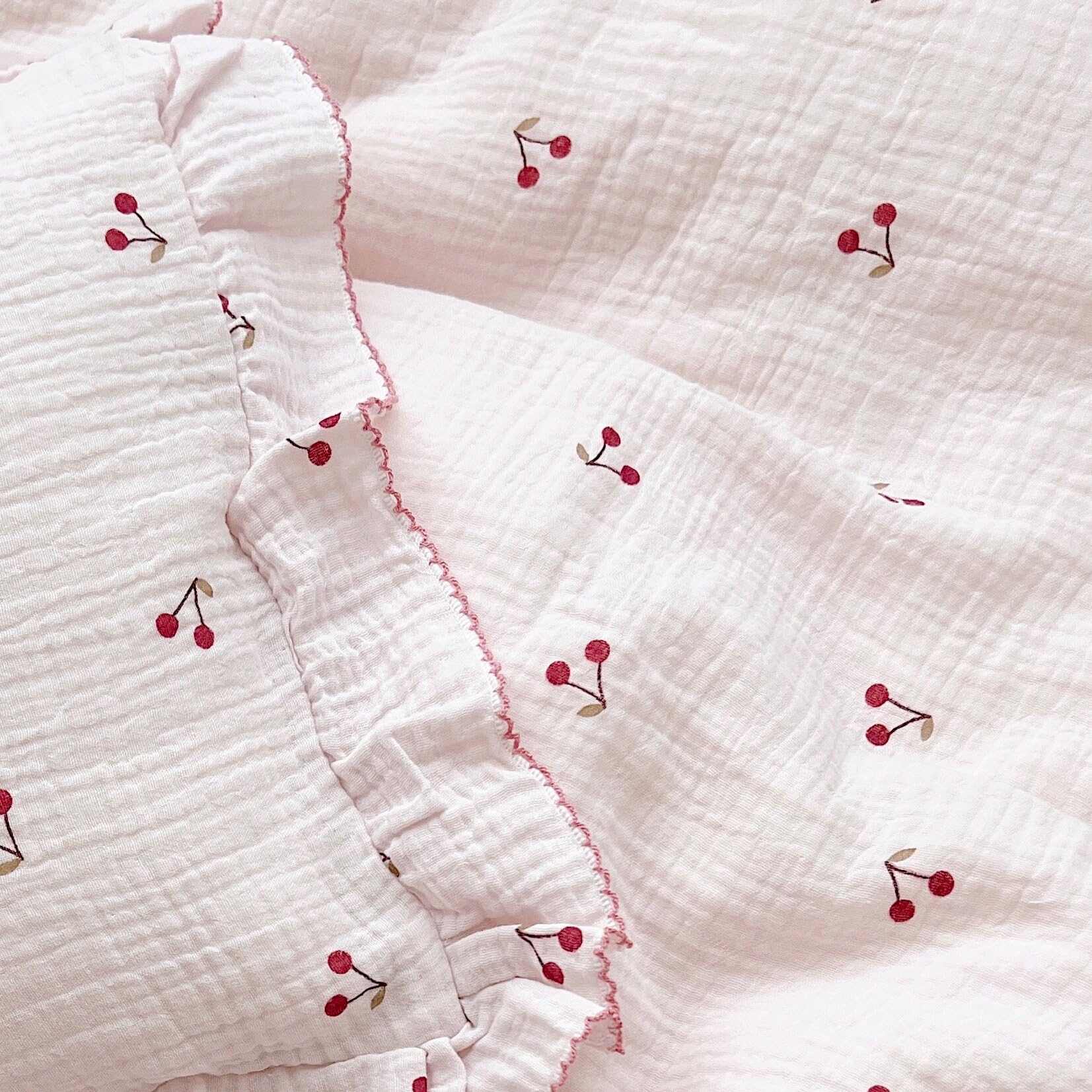 BuLuTu easy-care pillowcase becomes softer with every wash.