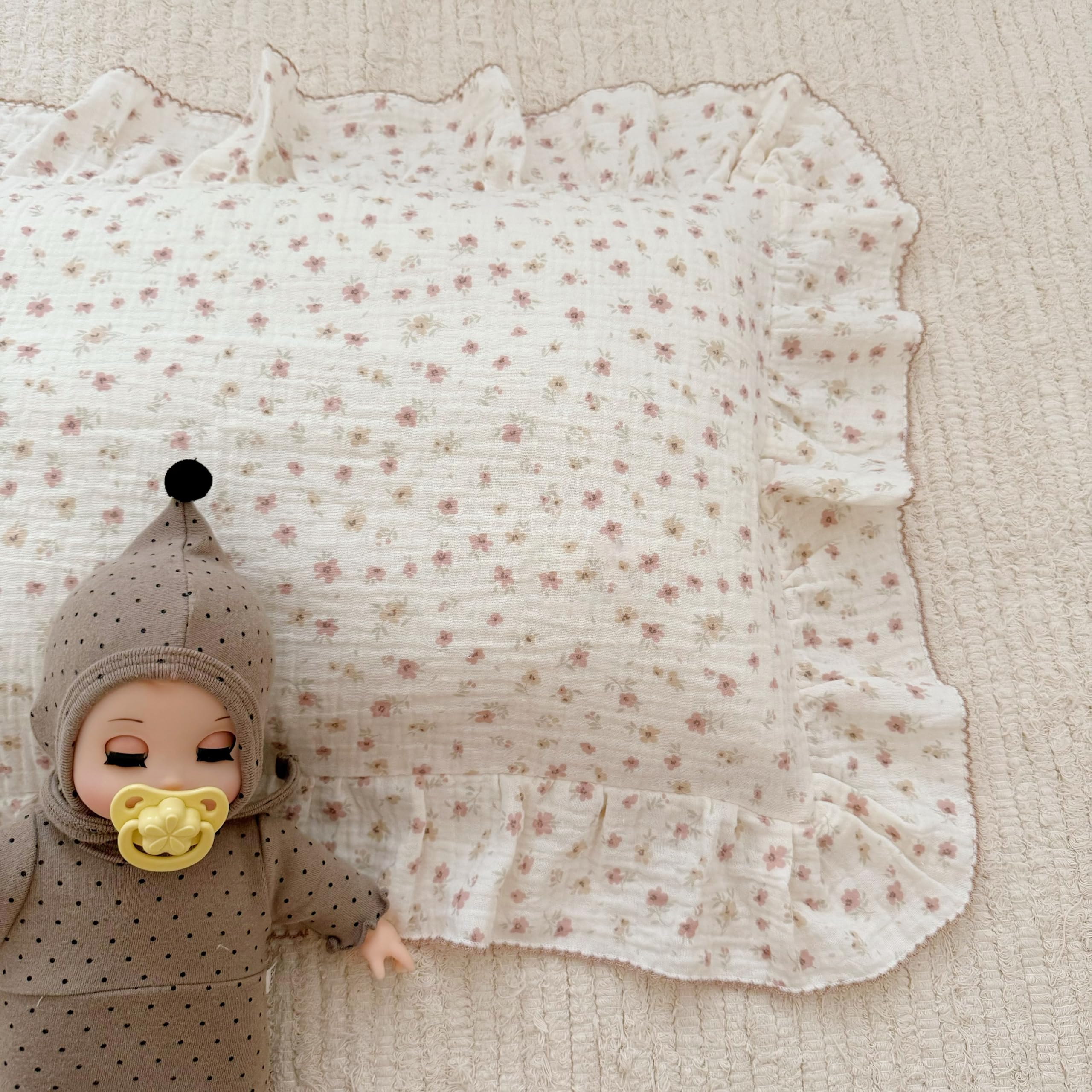 BuLuTu gender-neutral floral design suits girls and boys' rooms