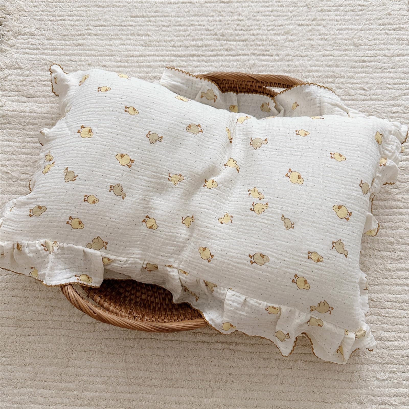BuLuTu gift-ready pillowcase brightens kids' rooms with a cheerful pattern.