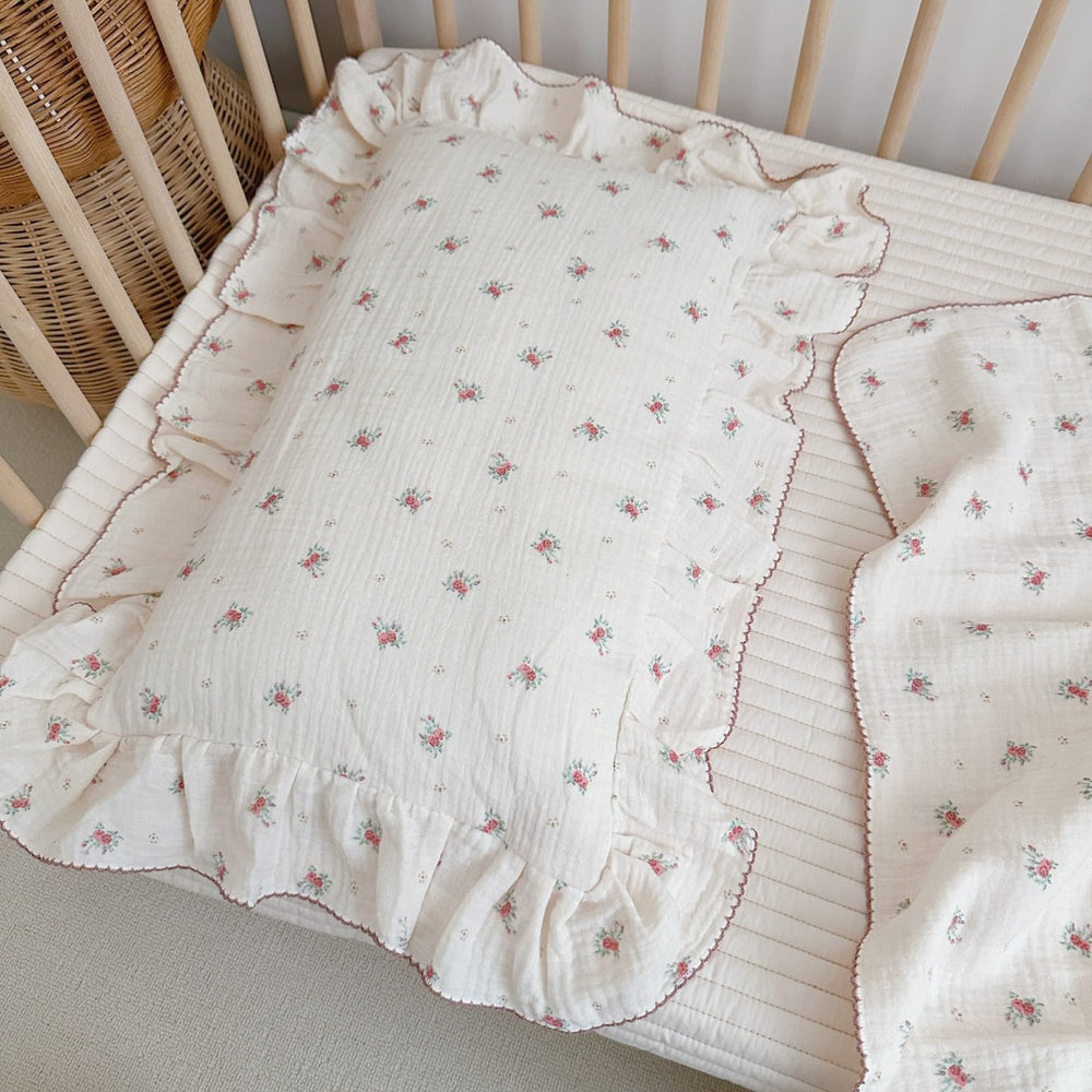 BuLuTu berry-pattern pillowcase adds cheerful decor to kid's bed.