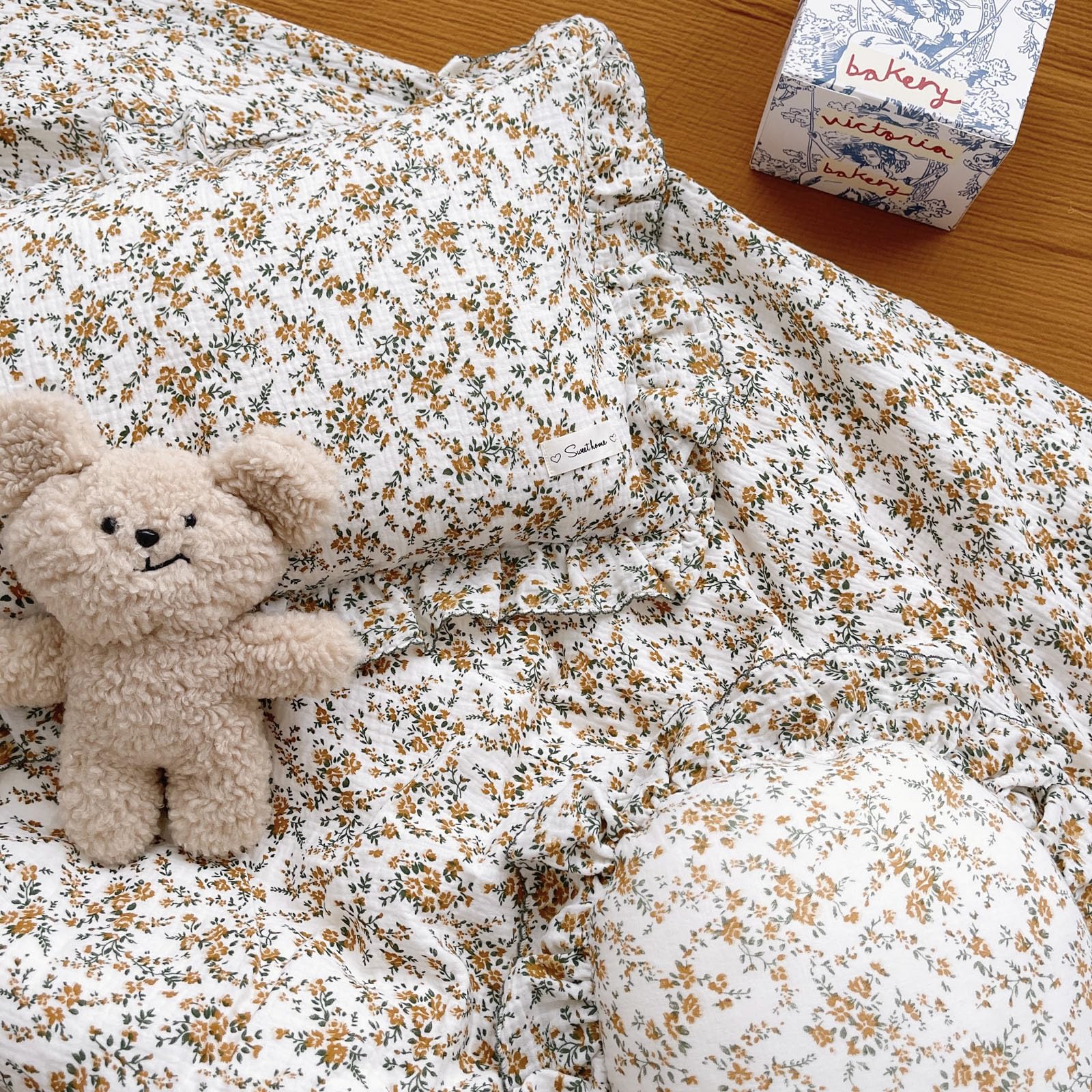 BuLuTu hibiscus patterned pillowcase adds playful charm to kids’ bedding.