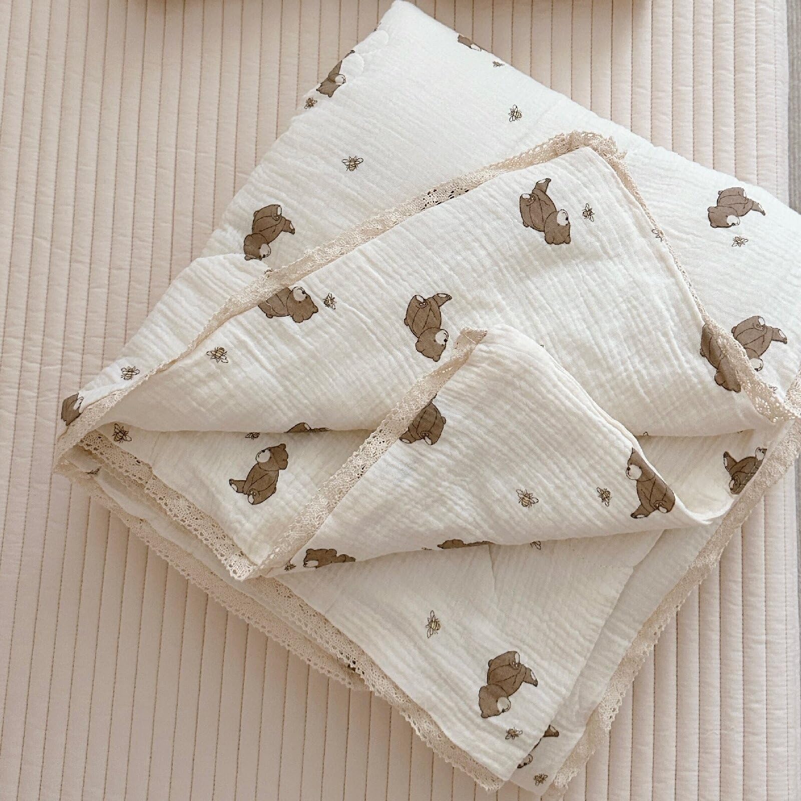 BuLuTu lace edges detail enhances the quilt’s delicate premium look.