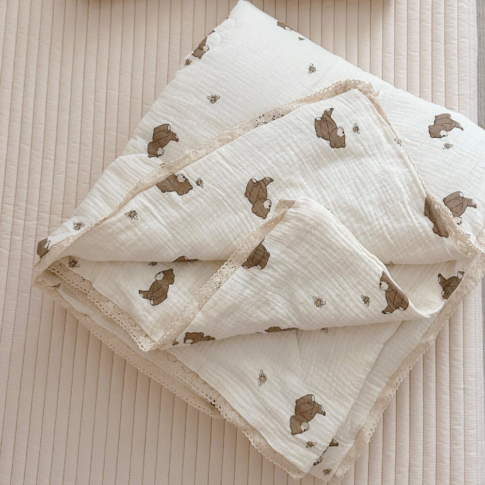 BuLuTu lace edges detail enhances the quilt’s delicate premium look.