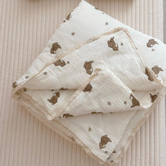 BuLuTu lace edges detail enhances the quilt’s delicate premium look.