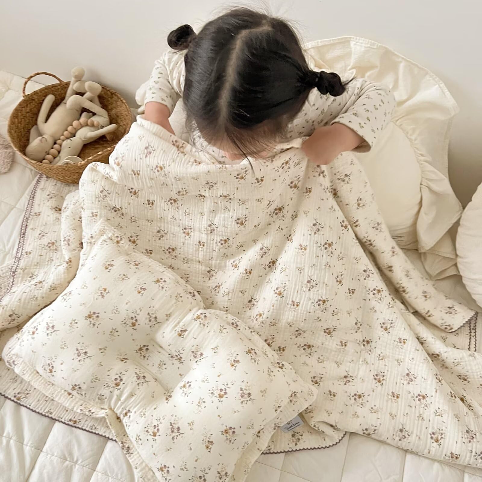 BuLuTu muslin blanket in soft breathable cotton ideal for sensitive skin.