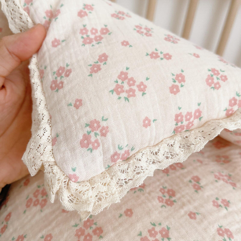 BuLuTu nursery decor with galsang print brightens the room.